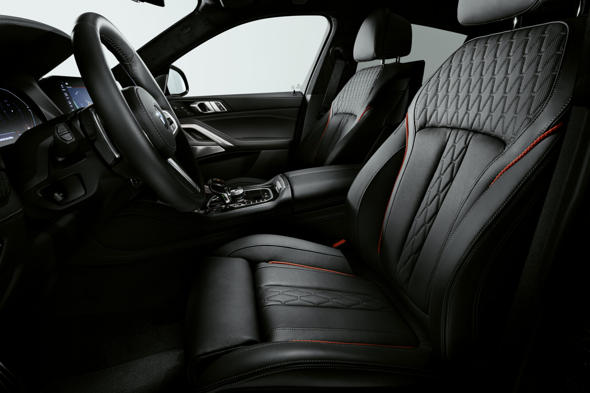 BMW anunció los precios de los nuevos BMW X5 y X6 7 de la serie especial Black Vermillion en España BMW anunció el precio español de la nueva serie especial de BMW X5 y X6 en negro bermellón